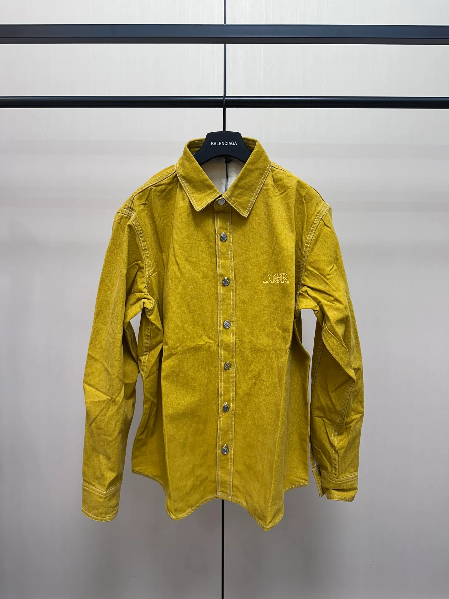 P440 Dior Stone Island joint embroidered denim shirt 24ss new model comes from the AND STONE ISLAND limited series, showing the logo of the joint series. Crafted from yellow cotton, it features the AND STONE ISLAND logo on the chest, highlighting Stone Island's classic star logo with the letter O in the logo. Wear it with or over for a sophisticated and trendy look. Same size for men and women: S/M/L/XL